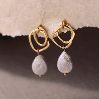 Everyday Dangle Pearl Earring 